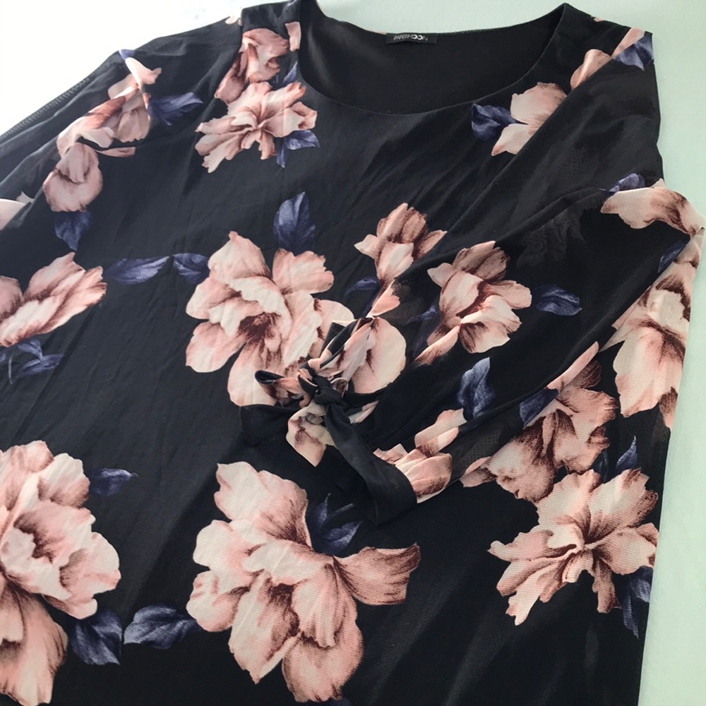 Paper moon - 3/4sleeve black floral top